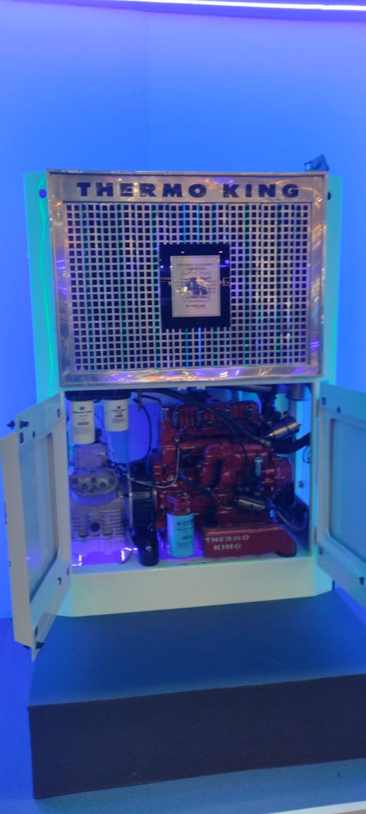 Interior de unidade Thermo King com motor e componentes